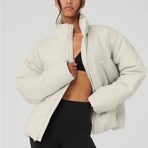 Alo Yoga Woman Stretch Woven Street Puffer M in Bone